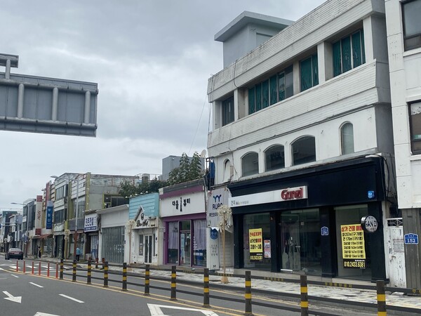 옛 군산경찰서 앞 건물들이 임대문의 딱지로 가득하다.