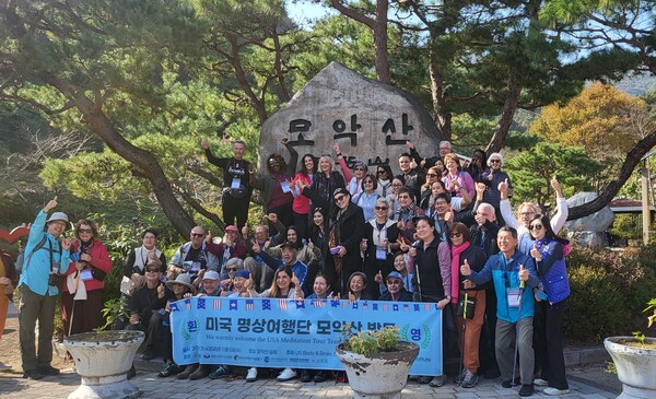 해외 명상단이 단체 사진을 찍고 있다 