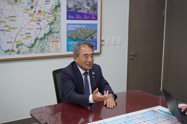 윤준병 위원장은 서울시 행정1부시장을 거쳐 지난 2020년 제21대 총선을 통해 국회에 입성했다. 현재 22대 국회 농림축산식품해양수산위원회 민주당 간사를 맡고 있다. 이재명 정부 출범에 맞춰 국정기획위원회 경제 2분과 위원으로 참여하며 123개 국정과제와 국정운영 5개년 계획안을 도출하는데 정책 역량을 쏟았다.