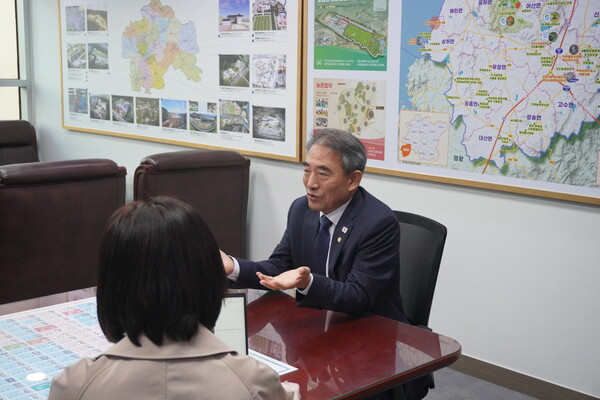 전북도당 운영 계획과 지방선거 공천 기조, 압승 전략, 예산확보 전략 등을 밝히고 있는 윤준병 더불어민주당 전북특별자치도당 위원장.
