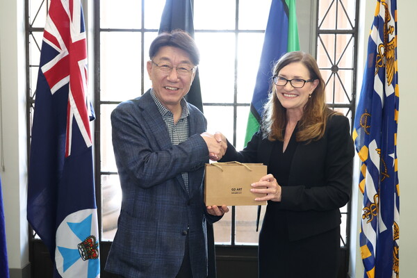 우범기 전주시장이 샌디랜더스 브리즈번시의장을 만나 대규모 스포츠 이벤트 준비과정 등을 논의했다/ 전주시