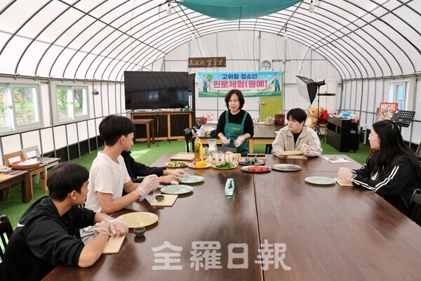 대안학교 대상 강의중인 김금순 대표.