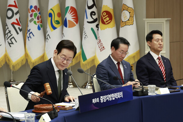 이재명 대통령이 12일 서울 용산 대통령실에서 중앙지방협력회의 개회를 선언하고 있다. 2025.11.12/연합