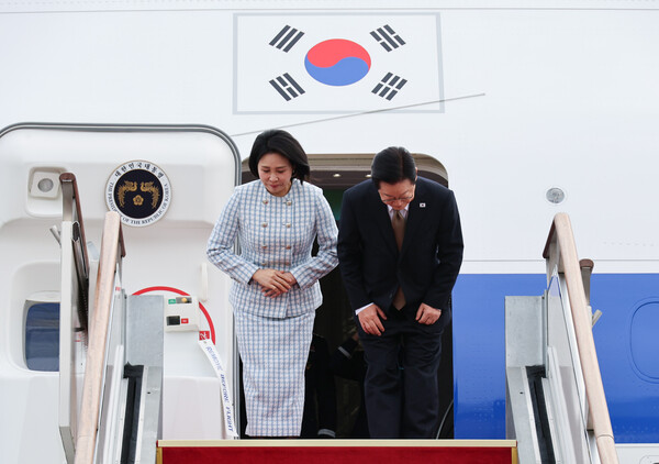 주요 20개국(G20) 정상회의 참석을 계기로 UAE·이집트·튀르키예 등 4개국 순방에 나서는 이재명 대통령과 김혜경 여사가 17일 성남 서울공항에서 공군 1호기에 올라 인사하고 있다. /연합