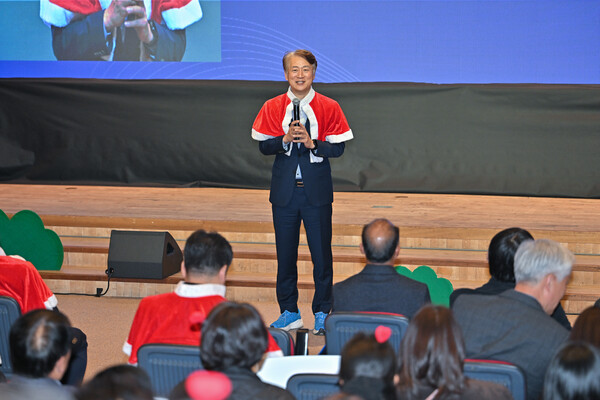 ▲ 지난 17일 5·18기념문화센터에서 18개 동 주민자치회, 마을공동체 관계자 등 300여명이 참석한 가운데 마을공동체 성과공유회에서 김이강 구청장이 인사말을 하고 있다.