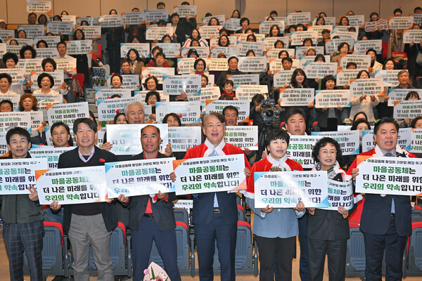 ▲ 지난 17일 5·18기념문화센터에서 18개 동 주민자치회, 마을공동체 관계자 등 300여명이 참석한 가운데 마을공동체 성과공유회를 가졌다.