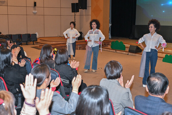 ▲ 지난 17일 5·18기념문화센터에서 18개 동 주민자치회, 마을공동체 관계자 등 300여명이 참석한 가운데 마을공동체 성과공유회를 가졌다.