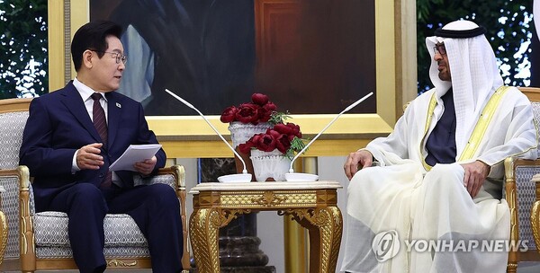  아랍에미리트(UAE)를 국빈 방문 중인 이재명 대통령이 18일(현지시간) 아부다비 대통령궁에서 무함마드 빈 자이드 알 나흐얀 UAE 대통령과 한-UAE 확대회담을 하고 있다. 