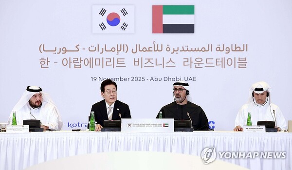 아랍에미리트(UAE)를 국빈 방문 중인 이재명 대통령이 19일(현지시간) 아부다비의 한 호텔에서 열린 한-UAE 비즈니스 라운드테이블에서 발언하고 있다. /연합