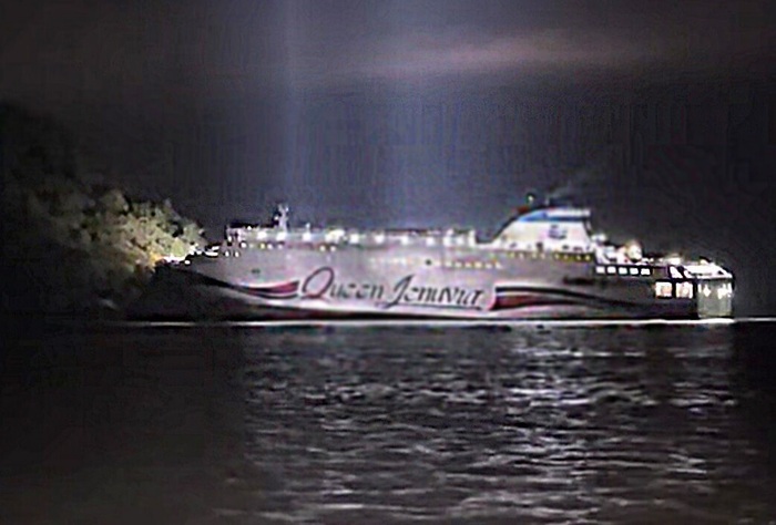 11얼 19일 밤 8시17분경 전남 신안군 장산도 무인도 족도에 좌초된 퀸 제누비아호의 모습