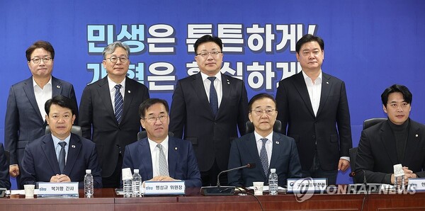 20일 서울 여의도 국회 의원회관에서 열린 더불어민주당 국토위-국토교통부 당정협의에서 김윤덕 국토교통부 장관과 맹성규 국토교통위원장이 기념촬영을 하고 있다.