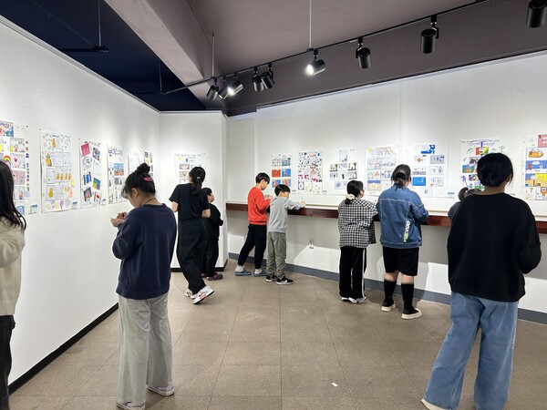 전시 관람 모습 