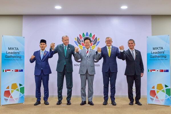  이재명 대통령이 22일(현지시간) 주요 20개국(G20) 정상회의가 열리는 남아프리카공화국 나스렉 엑스포센터에서 열린 한-믹타 정상회동에서 기념촬영을 하고 있다./연합