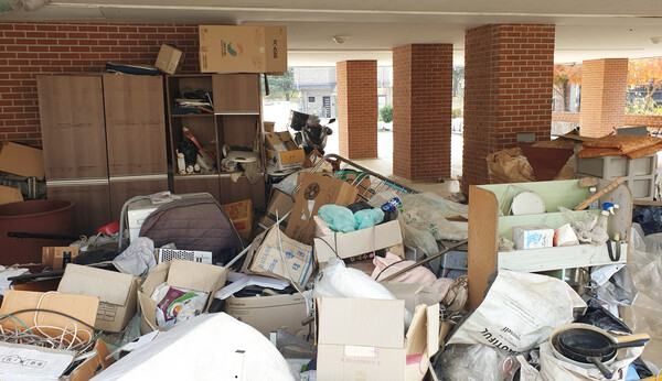 공간을 확보하기 위해 1층 벽을 없애고 기둥만 세운 필로티 구조물이 화재에 취약하다는 지적이 일고 있지만, 24일 전주시내 한 필로티형 원룸에는 불에 타기 쉬운 목재 가구 등이 놓여 있다. 홍건호 기자