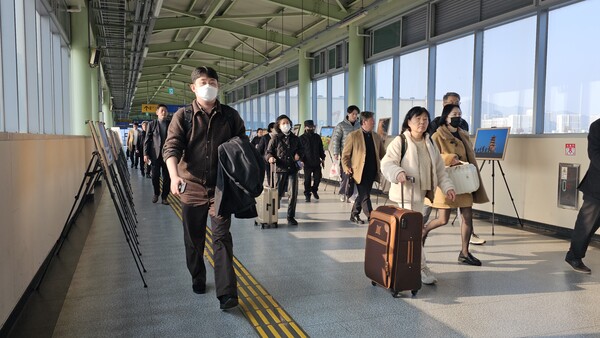 ▲ 광주 송정역에 전시된 그림사이로 ktx 이용객들이 나오고 있다.