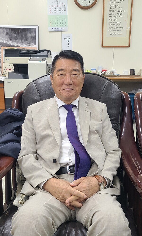 월광 손봉식 선생이 ‘풍수지리’에 대해 설명하고 있다