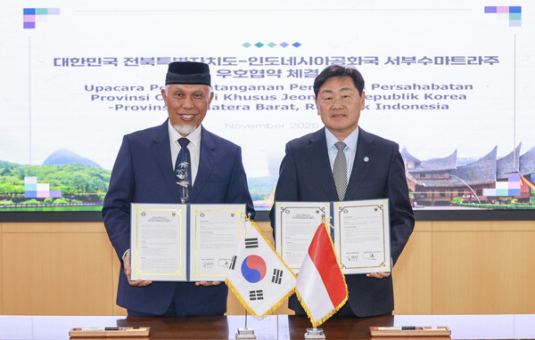 25일 전북특별자치도청 중회의실에서 열린 인도네시아 서부수마트라주 공식 우호교류협약식에 김관영 도지사와 마히엘디 안샤룰라(Mahyeldi Ansharullah)  서부수마트라주 주지사가 농업 혁신, 환경생태, 문화정책, 교육 및 청년 분야에 대한 우호교류협약 체결을 하고 있다.=전북특별자치도 제공.