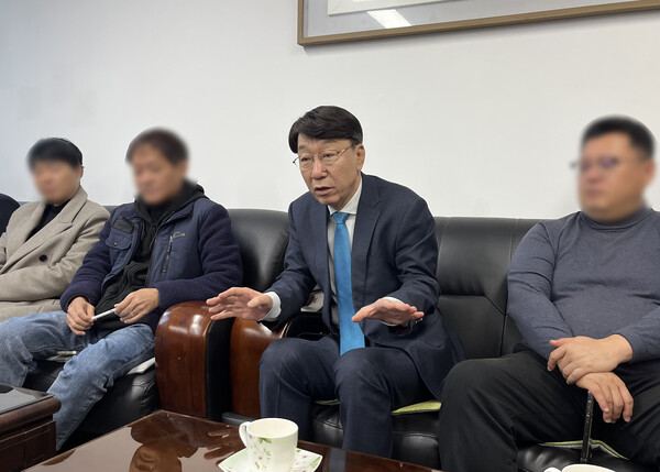 우범기 전주시장이 25일 전주·완주통합과 관련해 의견을 이야기 하고 있다.