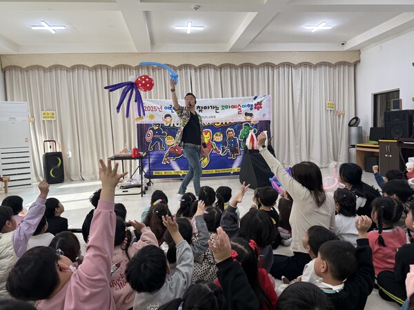 ▲ 유아들을 대상으로 한 ‘찾아가는 꼬마예술여행’ 벌룬쇼가 펼쳐지고 있다.