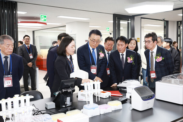 ▲ 구복규 화순군수가 써모피셔 사이언티픽 기술협력센터 홍보부스를 둘러보고 있다.