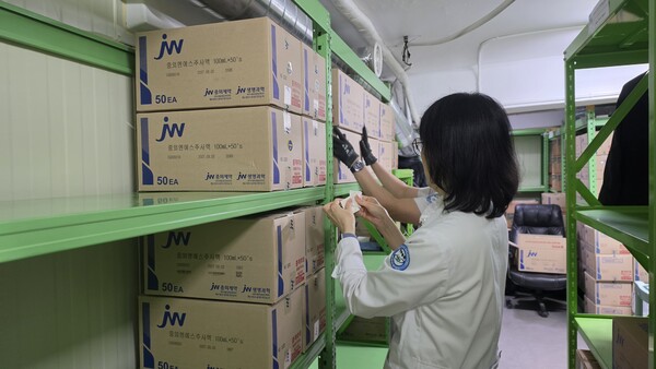 전주병원 간호사가 수액에 우선사용스티커를 부착하고 이중 점검하는 모습