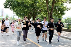 무주반딧불 하프마라톤 성료…전국 4천 명 참가 ‘스포츠 강군’ 입증